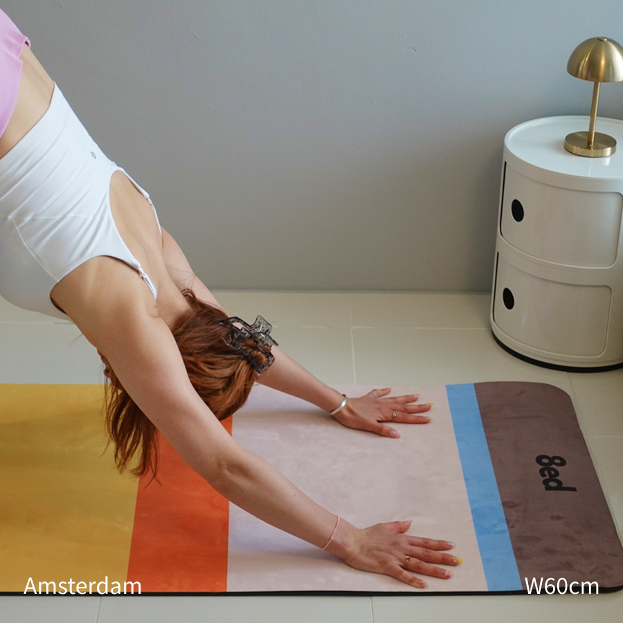 8ed Studio Amsterdam Canvas Stretch Mat ストレッチ・ヨガマット使用シーン|自宅ストレッチ・ヨガ・ピラティス対応