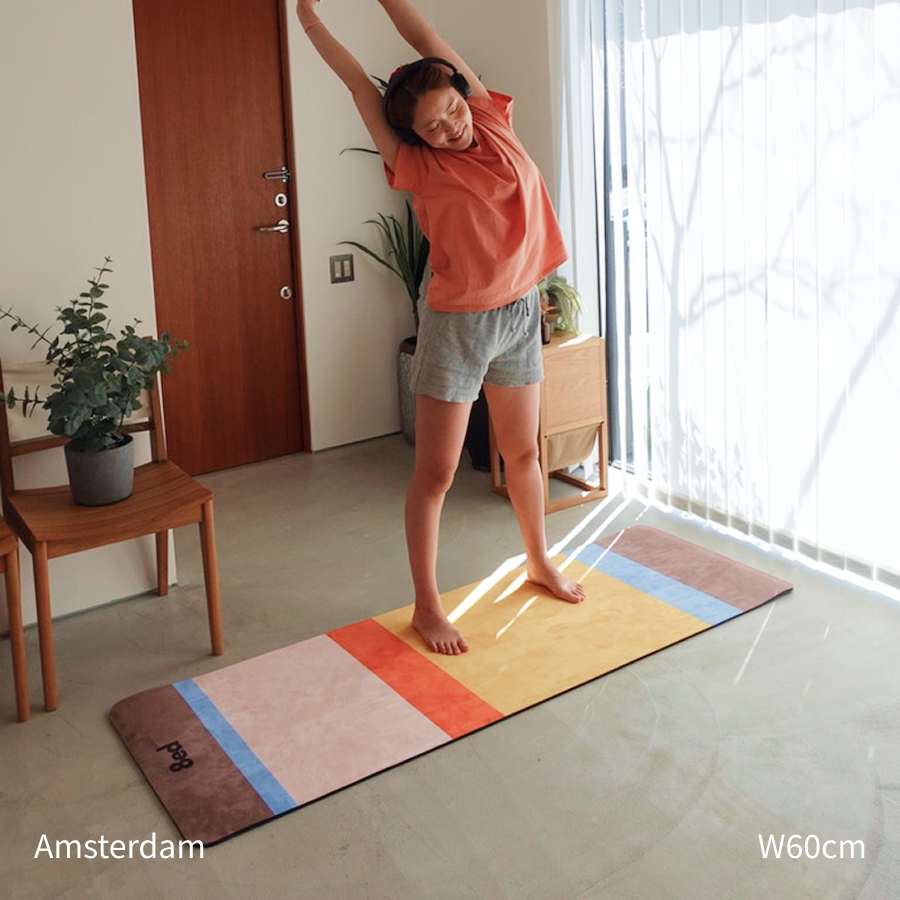 8ed Studio Amsterdam Canvas Stretch Mat ストレッチ・ヨガマット朝の使用シーン|自宅ストレッチ・ヨガ・ピラティス対応