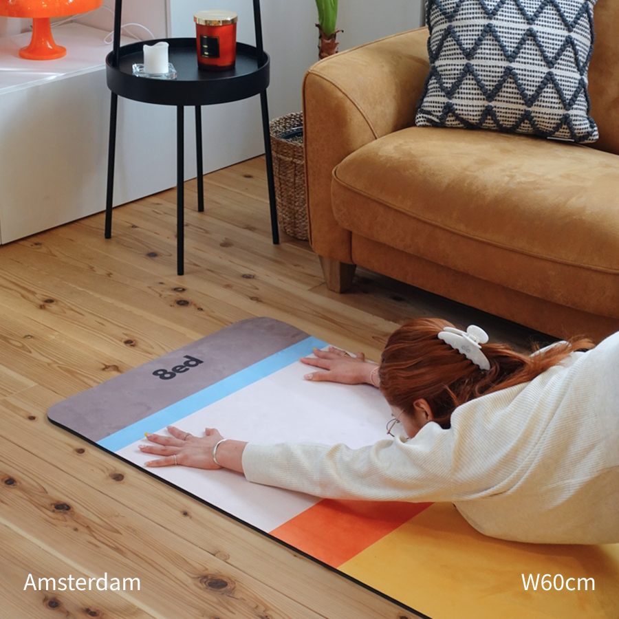 8ed Studio Amsterdam Canvas Stretch Mat ストレッチ・ヨガマット使用シーン|自宅ストレッチ・ヨガ・ピラティス対応