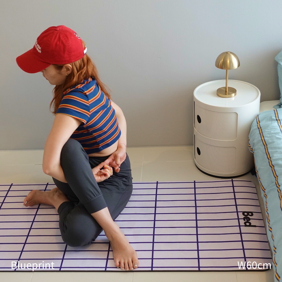 8ed Studio Blueprint Canvas Stretch Mat ストレッチ・ヨガマット使用シーン|自宅ストレッチ・ヨガ・ピラティス対応