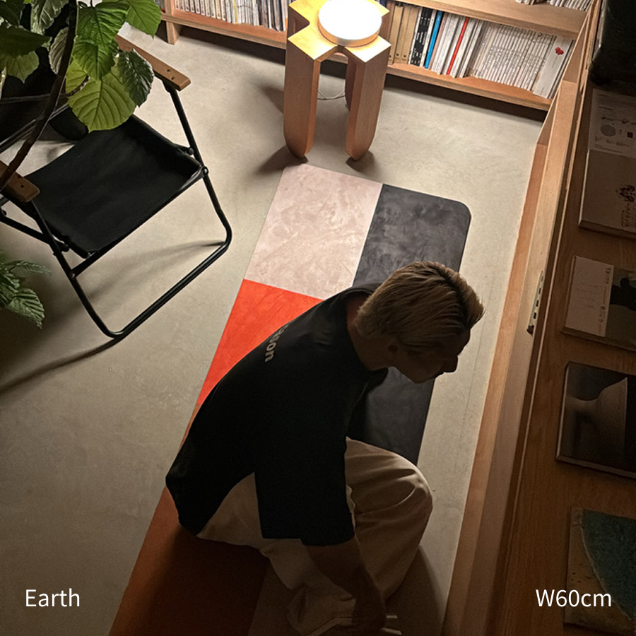 8ed Studio Earth Canvas Stretch Mat|夜のリビングでくつろぐ・敷きっぱなしでも馴染むヨガマット