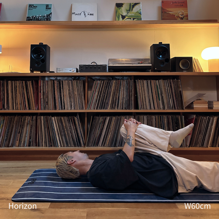 8ed Studio Horizon Canvas Stretch Mat夜の使用シーン|自宅ストレッチ・ヨガ・ピラティス・筋トレ対応