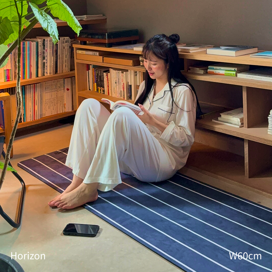 8ed Studio Horizon Canvas Stretch Matくつろぐシーン|自宅ストレッチ・ヨガ・ピラティス対応