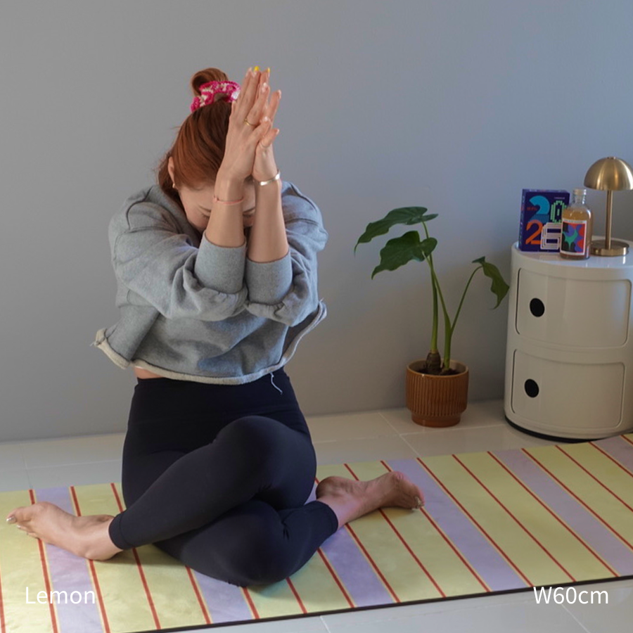 8ed Studio Lemon Canvas Stretch Mat ストレッチ・ヨガマット使用シーン|自宅ストレッチ・ヨガ・ピラティス対応