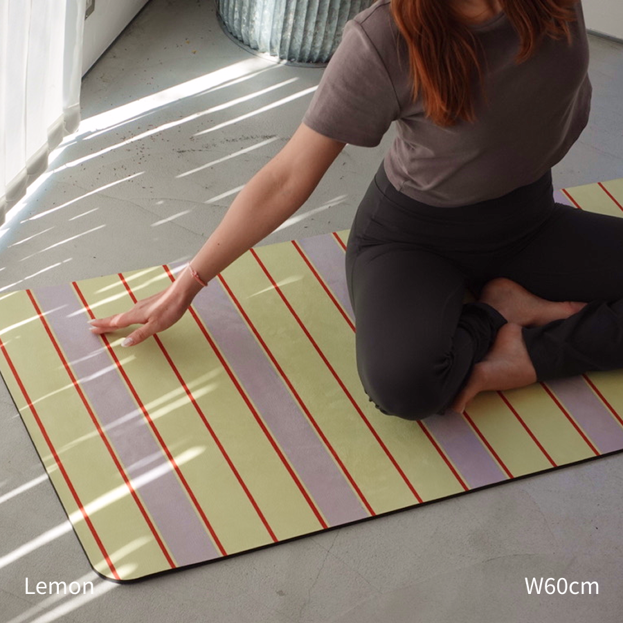 8ed Studio Lemon Canvas Stretch Mat ストレッチ・ヨガマット朝の使用シーン|自宅ストレッチ・ヨガ・ピラティス対応