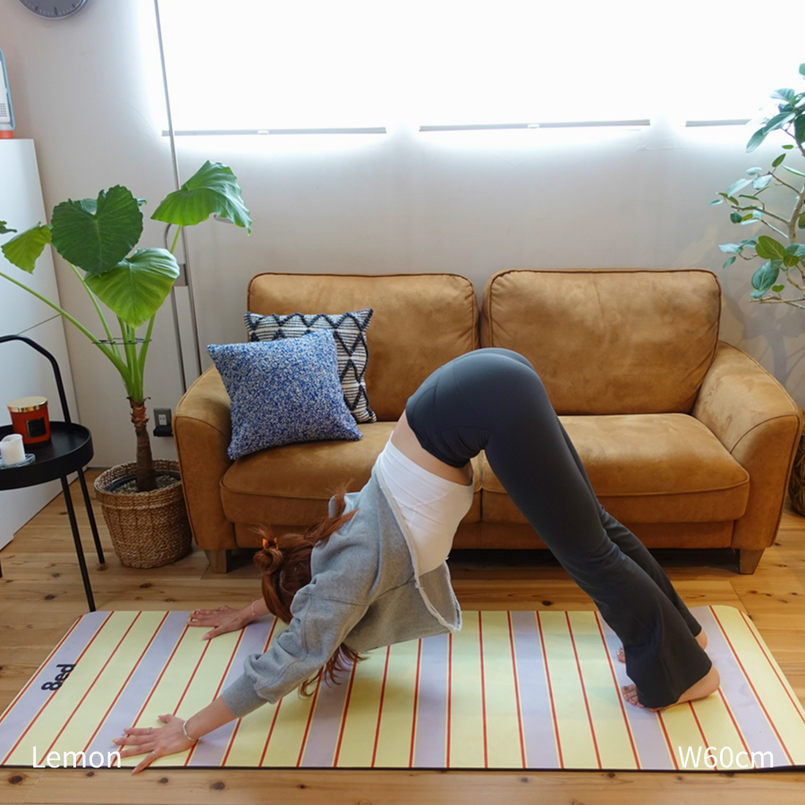 8ed Studio Lemon Canvas Stretch Mat ストレッチ・ヨガマット使用シーン|リビングでストレッチ・ヨガ・ピラティス対応