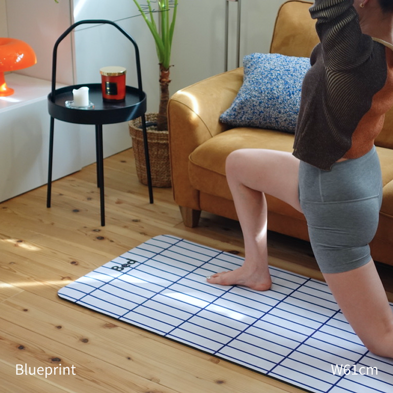 8ed Studio Blueprint Canvas Stretch Mat ストレッチ・ヨガマット使用シーン｜リビングでストレッチ・ヨガ・ピラティス対応