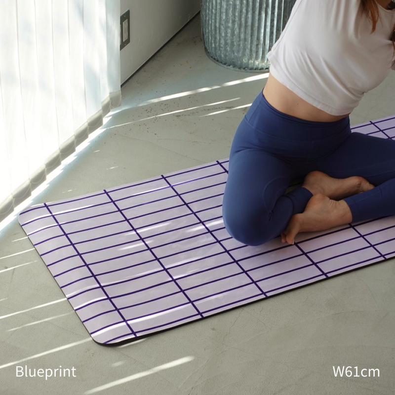 8ed Studio Blueprint Canvas Stretch Mat ストレッチ・ヨガマット朝の使用シーン｜自宅ストレッチ・ヨガ・ピラティス対応