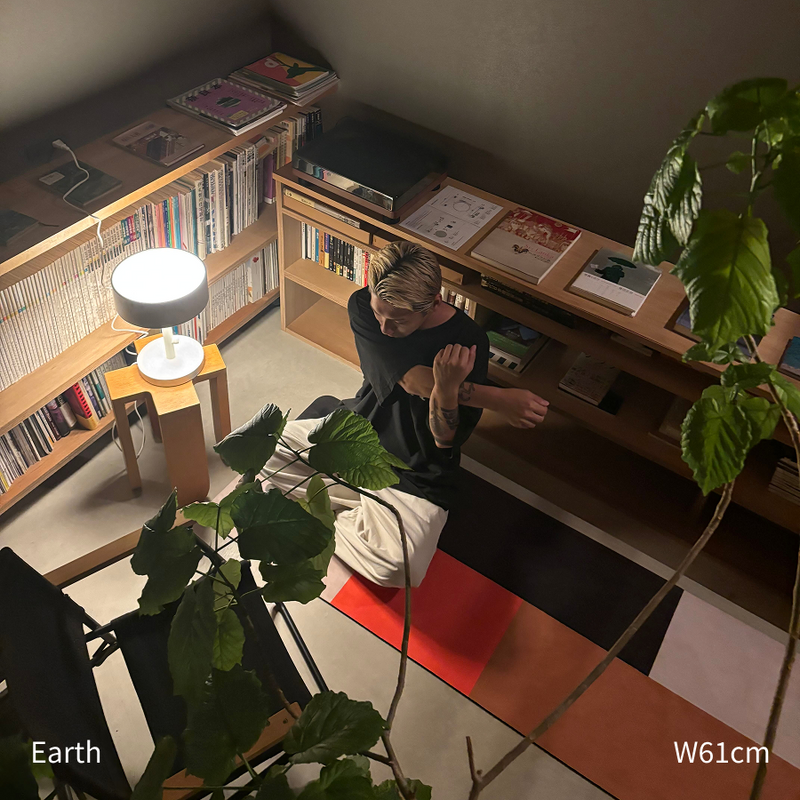 8ed Studio Earth Canvas Stretch Mat｜夜のリビングでくつろぐ・敷きっぱなしでも馴染むヨガマット