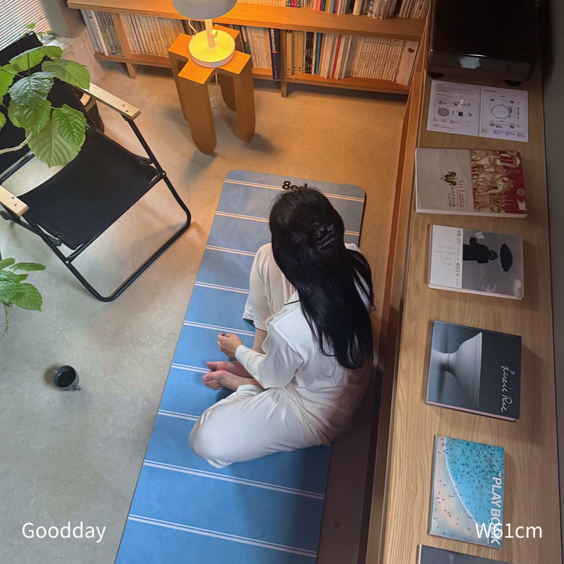 8ed Studio Goodday Canvas Stretch Mat夜の使用シーン｜自宅ストレッチ・ヨガ・ピラティス対応