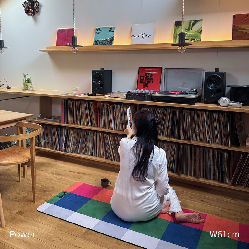 8ed Studio Power Canvas Stretch Mat｜夜のリビングでくつろぐ・敷きっぱなしでも馴染むヨガマット